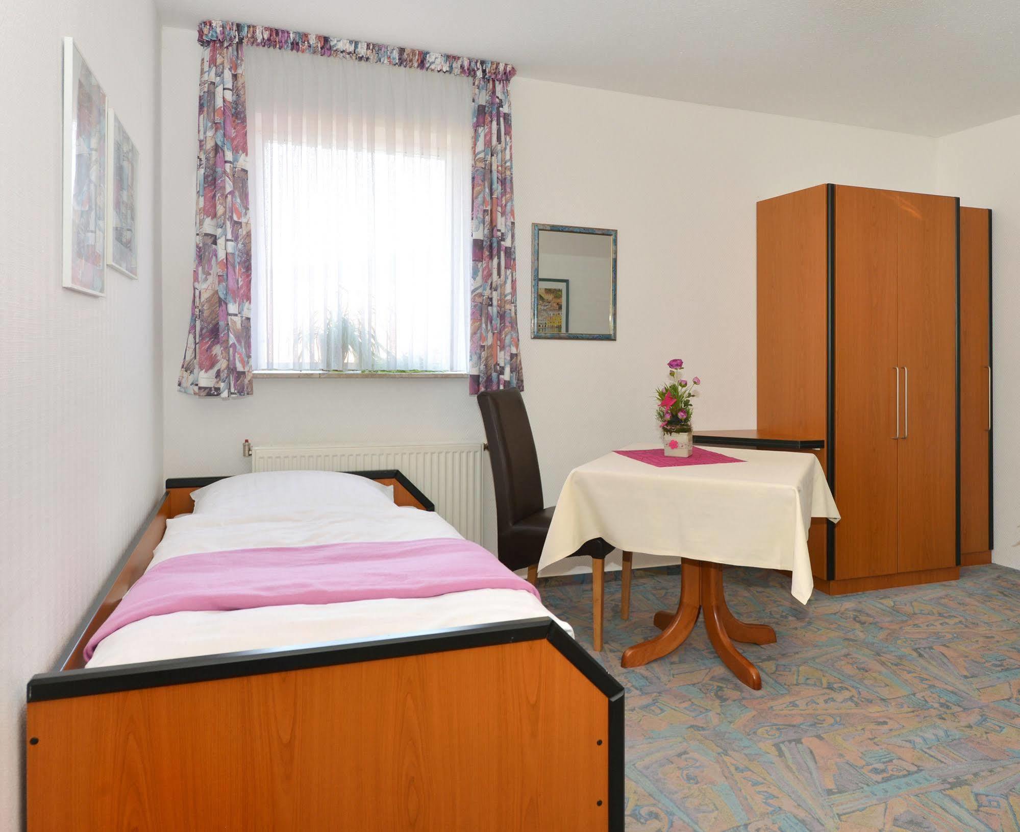 Rhoen-Hotel Sonnenhof - Restaurant & Cafe Poppenhausen Bagian luar foto