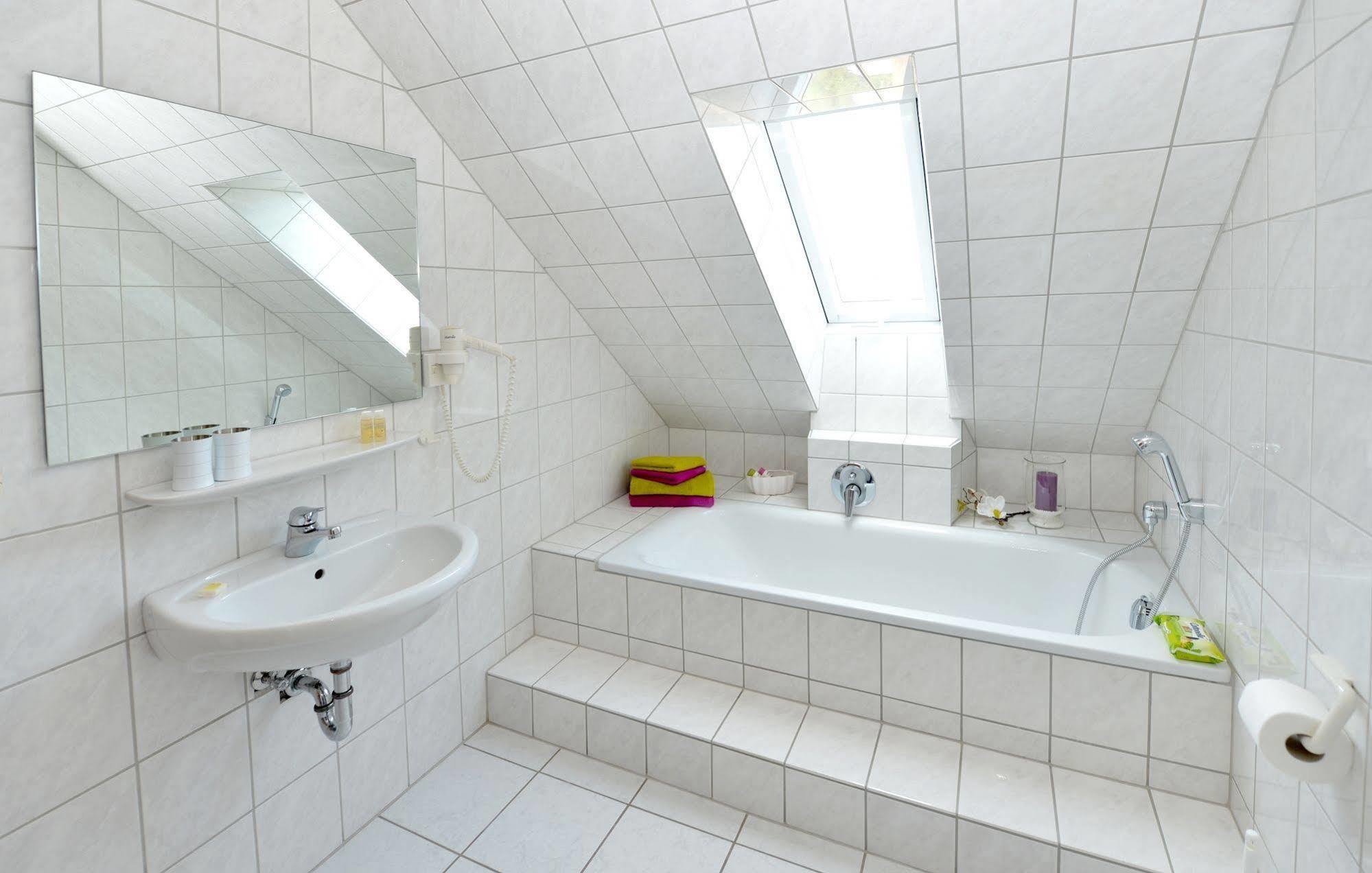 Rhoen-Hotel Sonnenhof - Restaurant & Cafe Poppenhausen Bagian luar foto