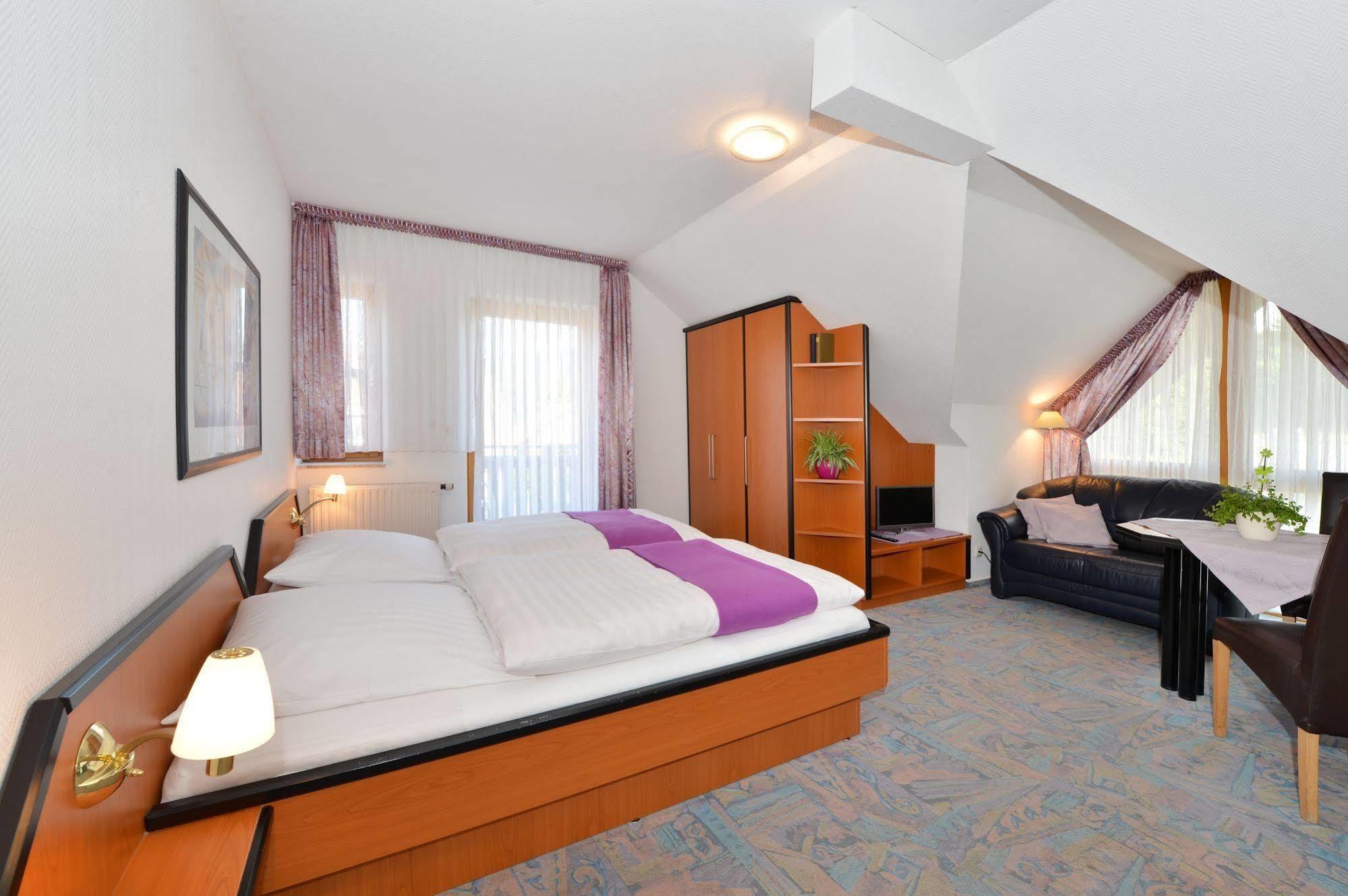 Rhoen-Hotel Sonnenhof - Restaurant & Cafe Poppenhausen Bagian luar foto
