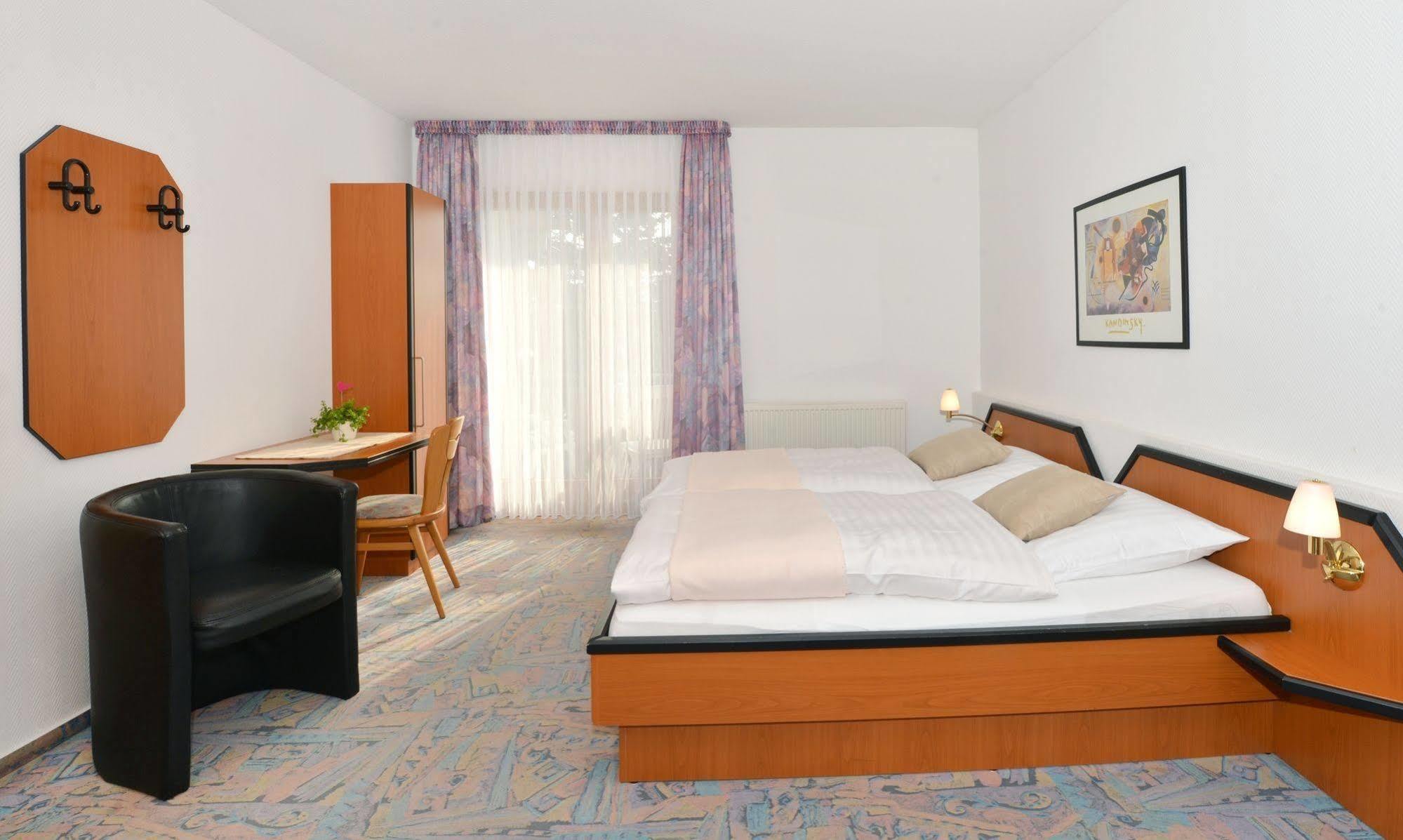 Rhoen-Hotel Sonnenhof - Restaurant & Cafe Poppenhausen Bagian luar foto