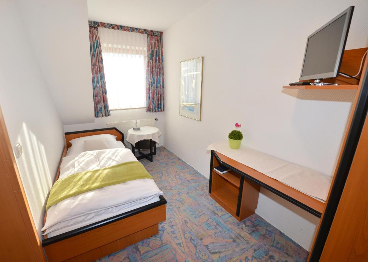 Rhoen-Hotel Sonnenhof - Restaurant & Cafe Poppenhausen Bagian luar foto